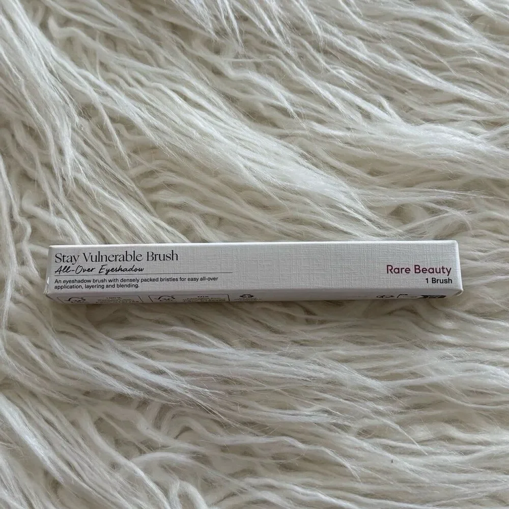 Rare Beauty Stay Vulnerable All-Over Eyeshadow Brush